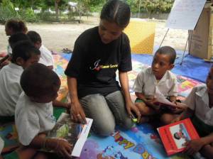 Dulce, the Alola Mobile Library teacher assists children during independent reading.
